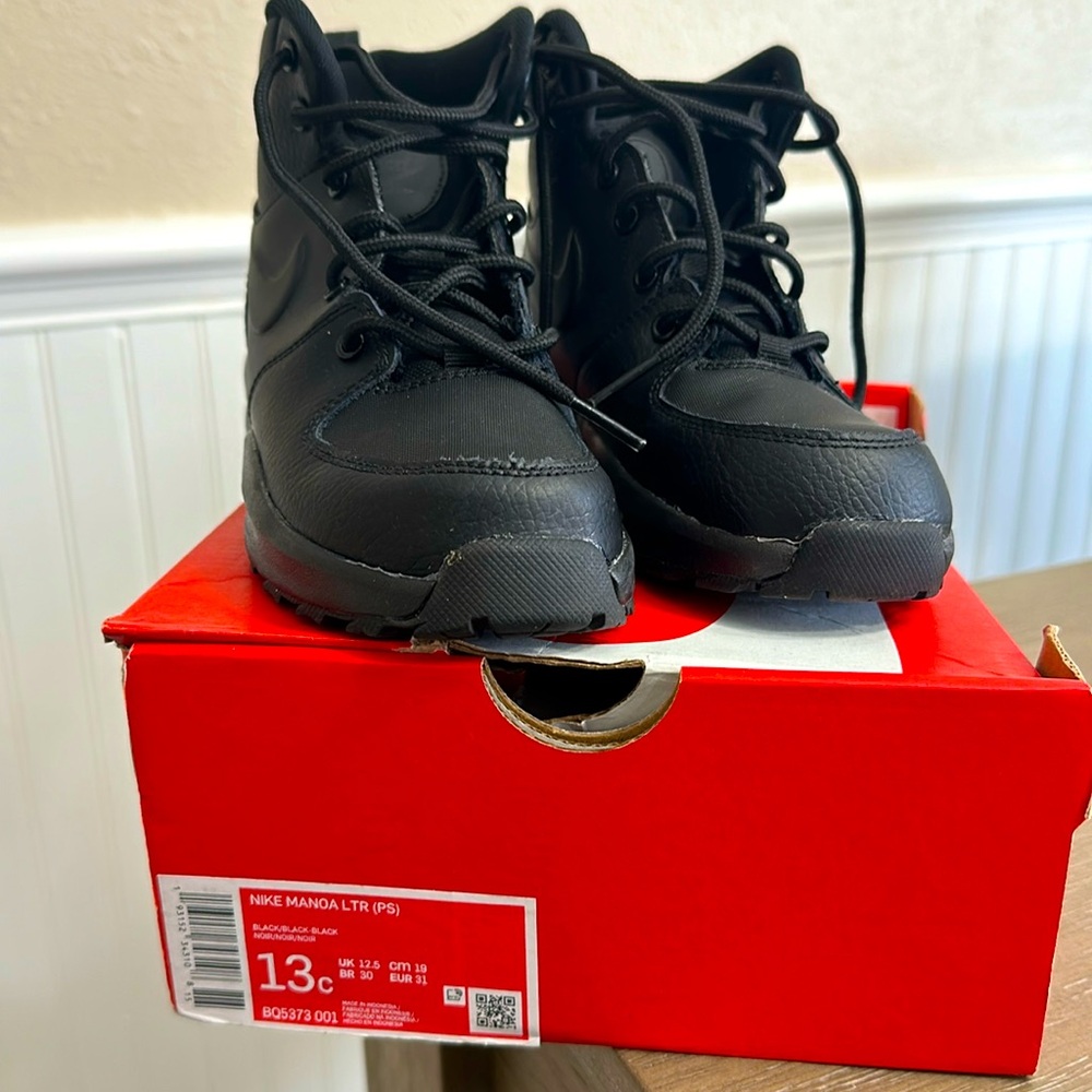 Boys size 13C Nike Manoa LTR boots like new worn only two times